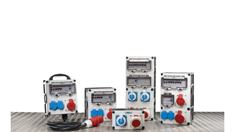 Verschiedene mobile Stromverteiler mit Steckdosen.